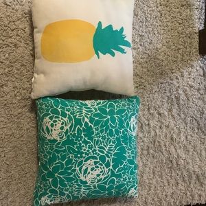Cute accent pillows.